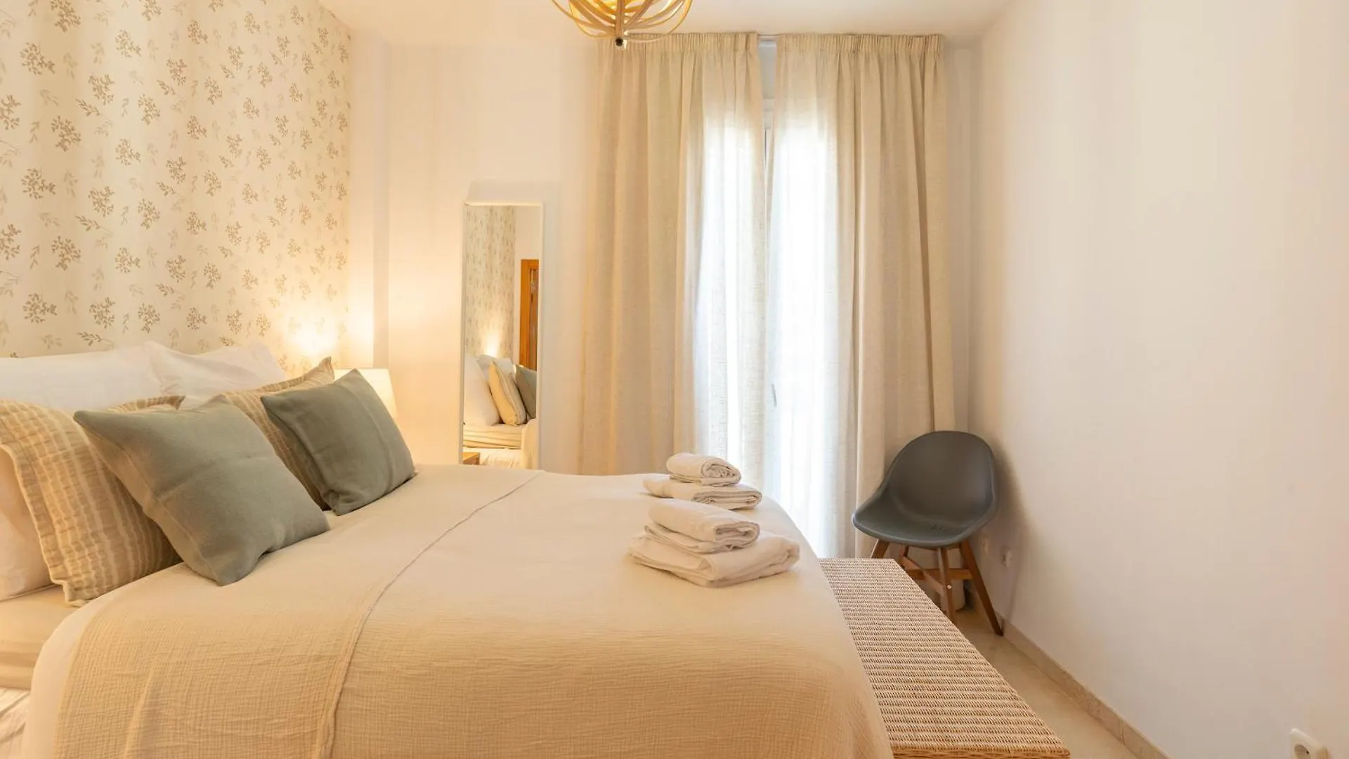 Apartment & Pool In Malaga City Center Spain